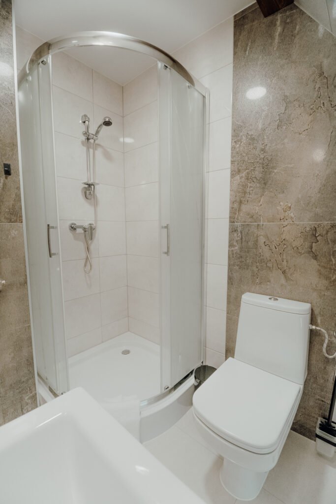 Kabina prysznicowa w apartamencie w Noclegach u Mani Kabina prysznicowa w apartamencie w Noclegach u Mani