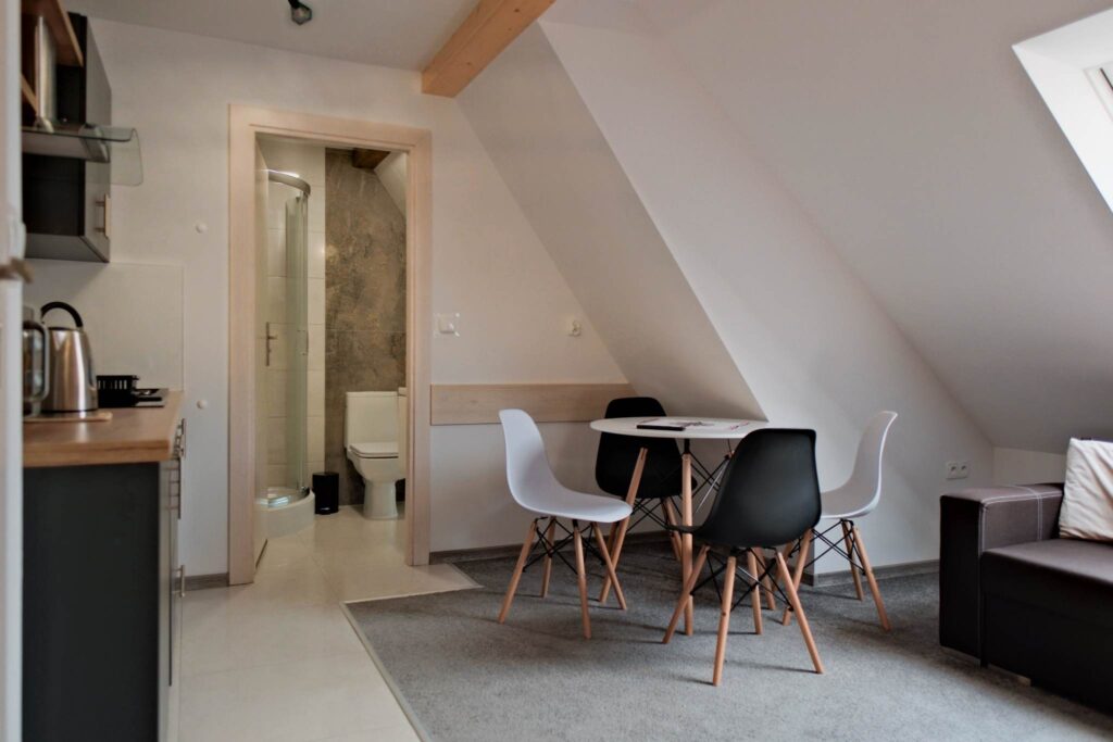 Stolik w apartamencie w Noclegach u Mani Stolik w apartamencie w Noclegach u Mani