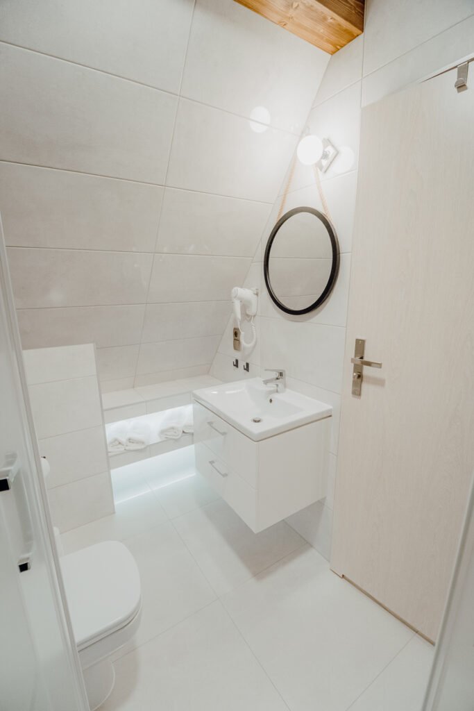 Łazienka z suszarką w apartamencie w Noclegach u Mani Łazienka z suszarką w apartamencie w Noclegach u Mani