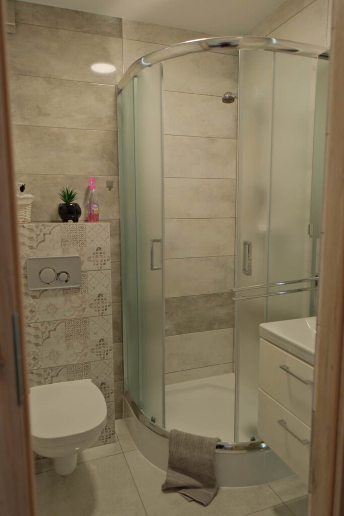 Łazienka przynależąca do pokoju z balkonem w Noclegach u Mani Łazienka przynależąca do pokoju z balkonem w Noclegach u Mani