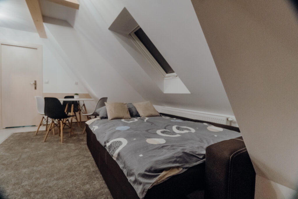 Rozłożona kanapa z funkcją spania w apartamencie w Noclegach u Mani Rozłożona kanapa z funkcją spania w apartamencie w Noclegach u Mani